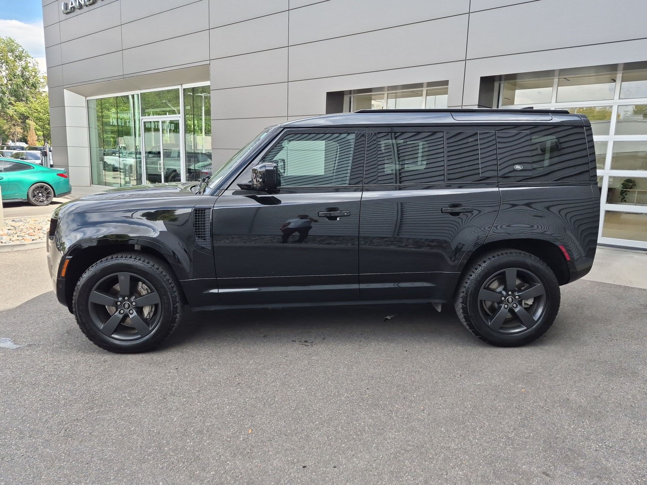 Used 2024 Black Land Rover X-Dynamic SE image 7