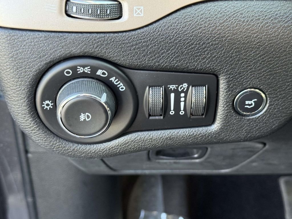 Used 2018 Crystal Metallic Jeep Limited image 25