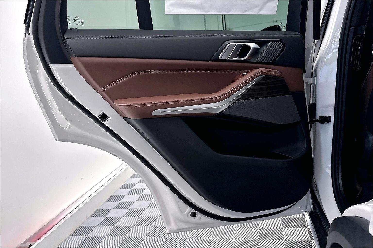 New 2026 Mineral White Metallic BMW xDrive50e image 30