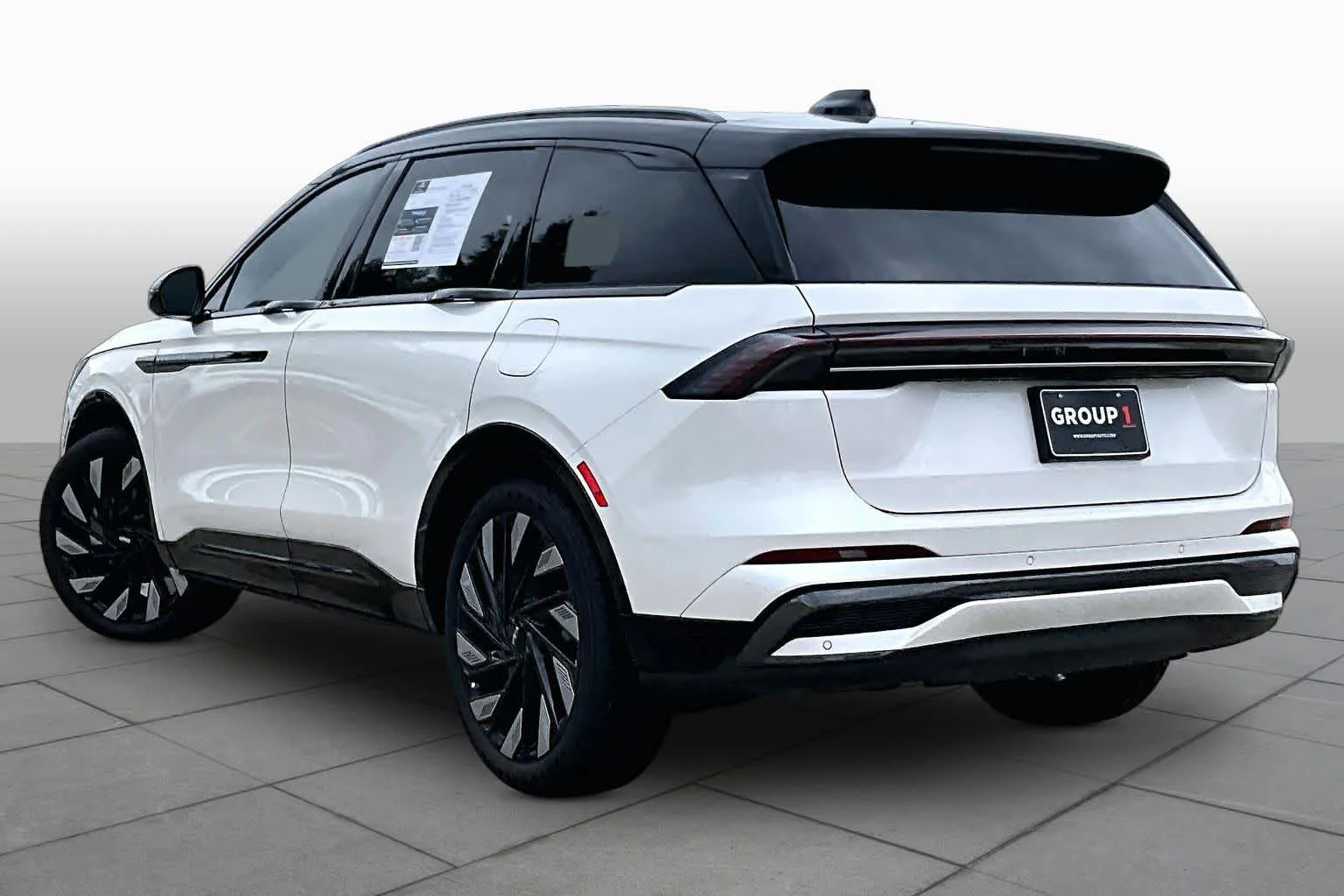 Used 2025 White Platinum Metallic Tri-Coat Lincoln Reserve image 10