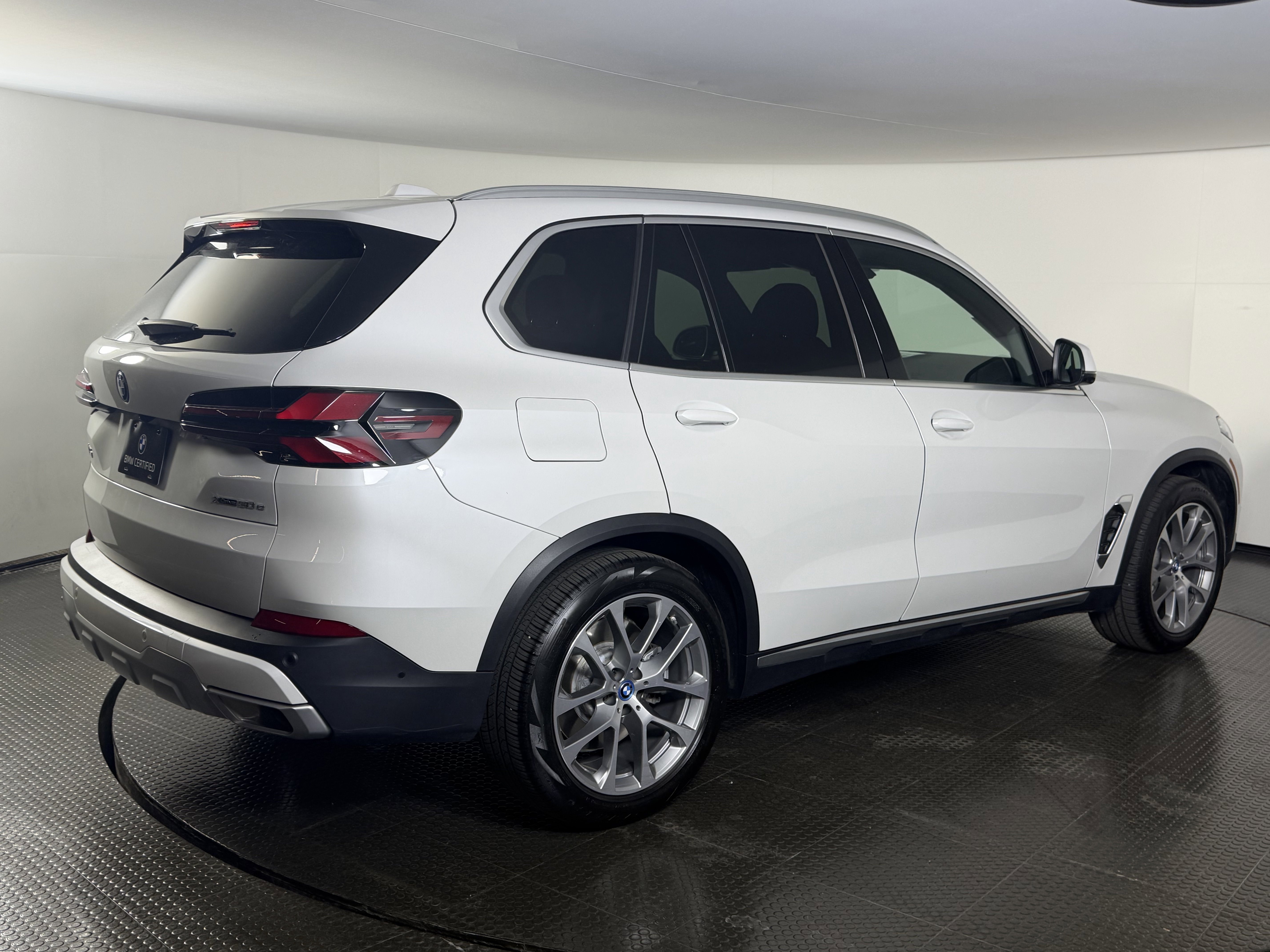 Used 2025 MINERAL WHITE MET BMW xDrive50e image 4