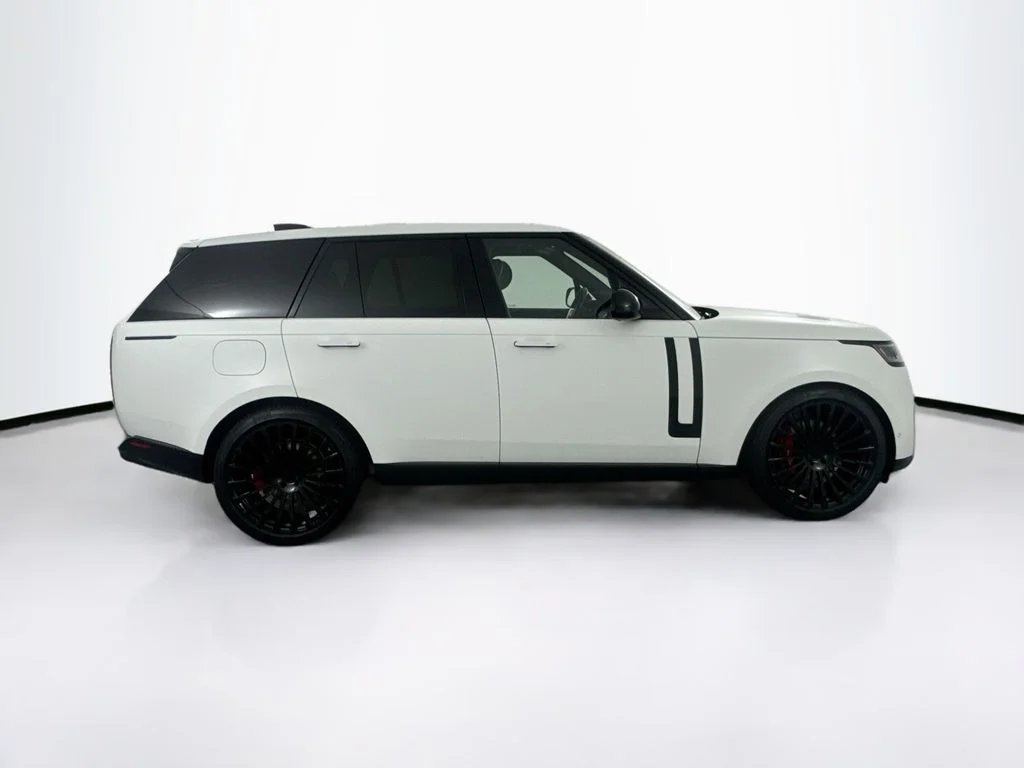 New 2026 Fuji White Land Rover SE image 4