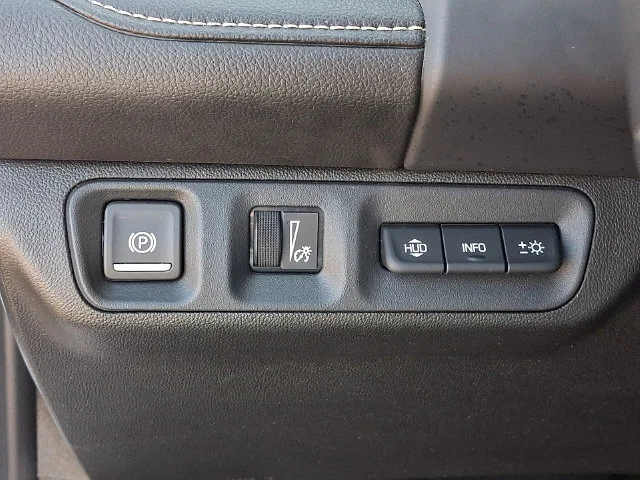 Used 2021 White GMC SLT image 27