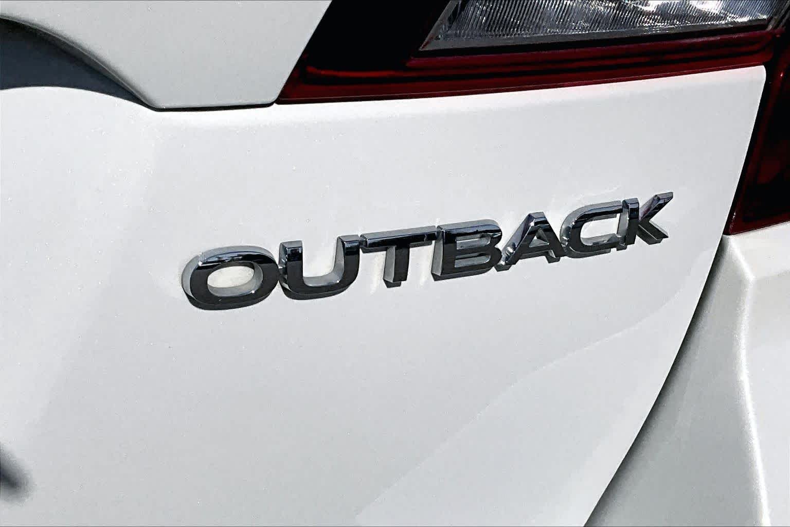 Used 2019 Crystal White Pearl Subaru Limited image 9