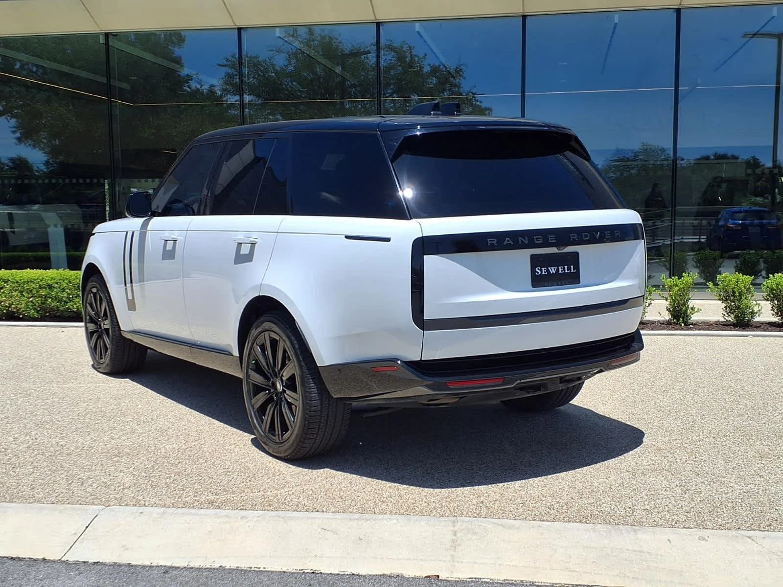 Certified Used 2025 Fuji White Land Rover SE image 4