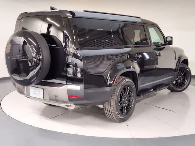 New 2026 Santorini Black Metallic Land Rover S image 2