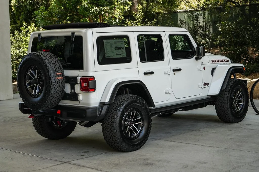 New 2026 Bright White Clear-Coat Exterior Paint Jeep Rubicon X image 6