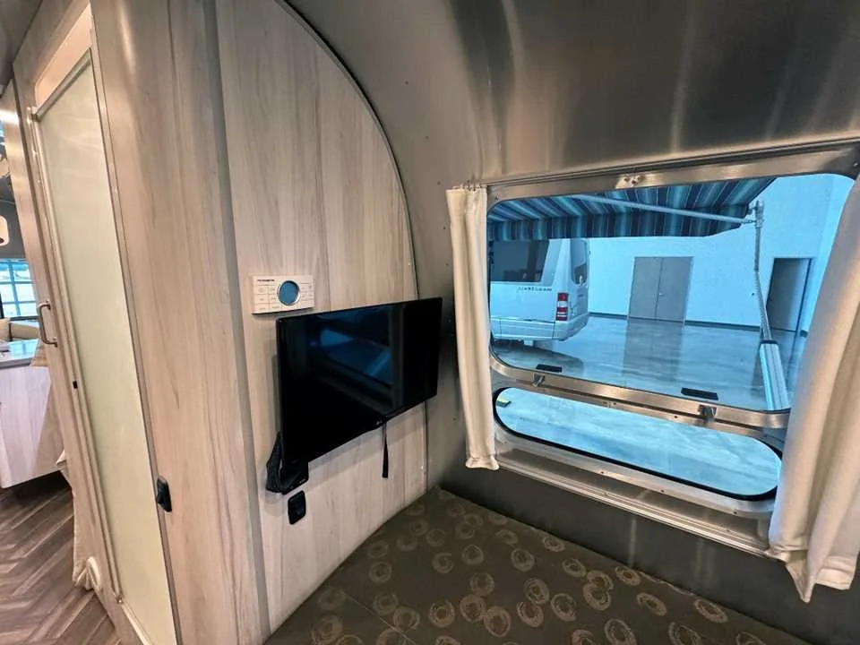 Used 2022 SILVER AIRSTREAM  image 25
