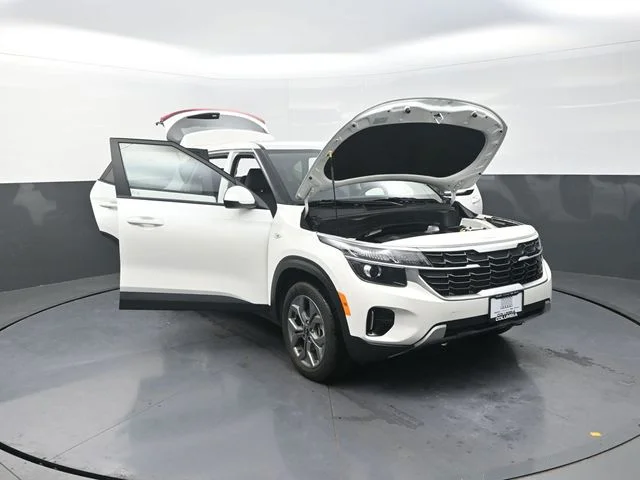 Used 2024 White Kia LX image 29