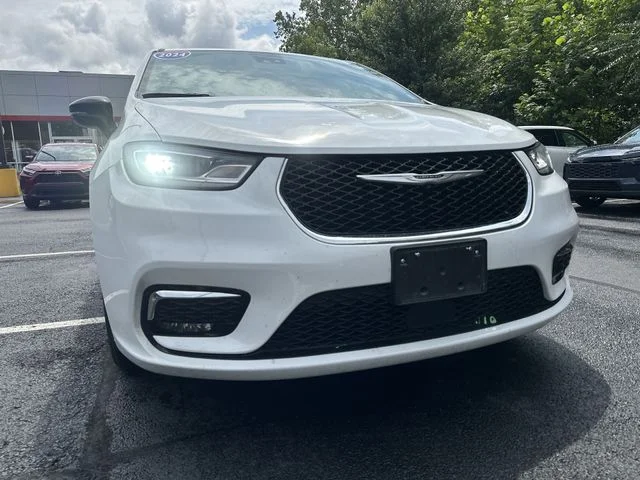 Used 2024 White Chrysler Select image 11