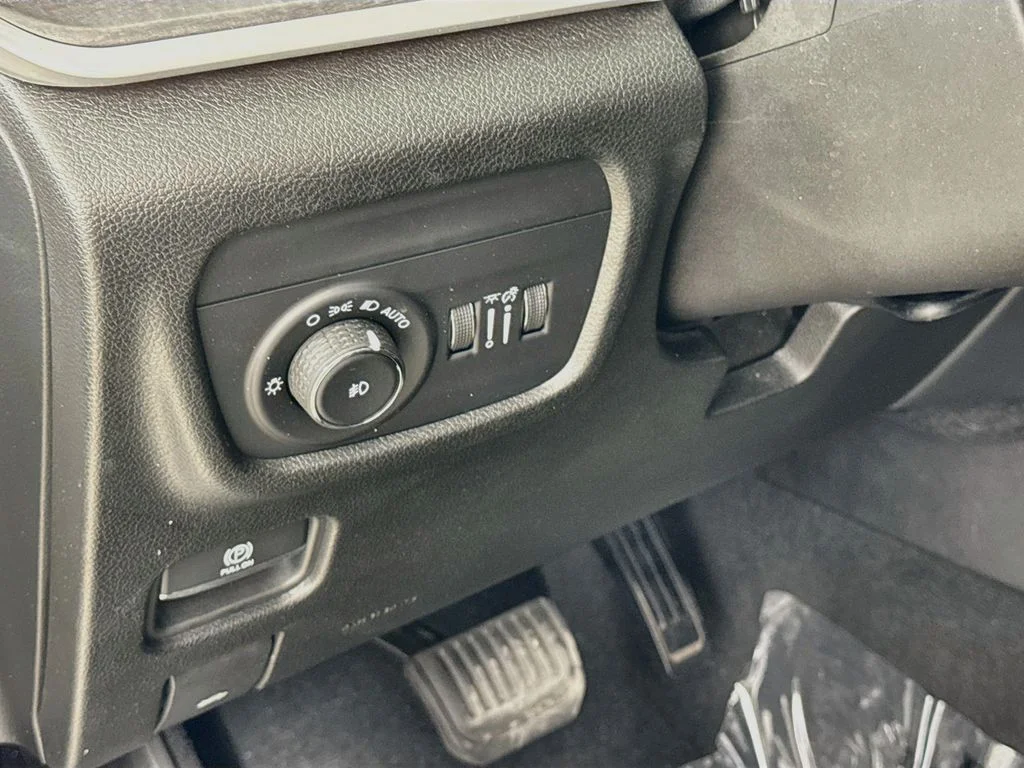 Used 2023 White Jeep Limited image 10