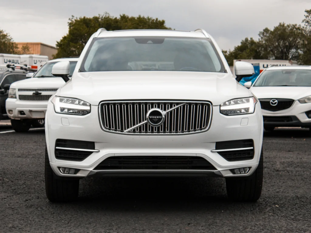Used 2019 Crystal White Pearl Metallic Volvo Inscription image 2