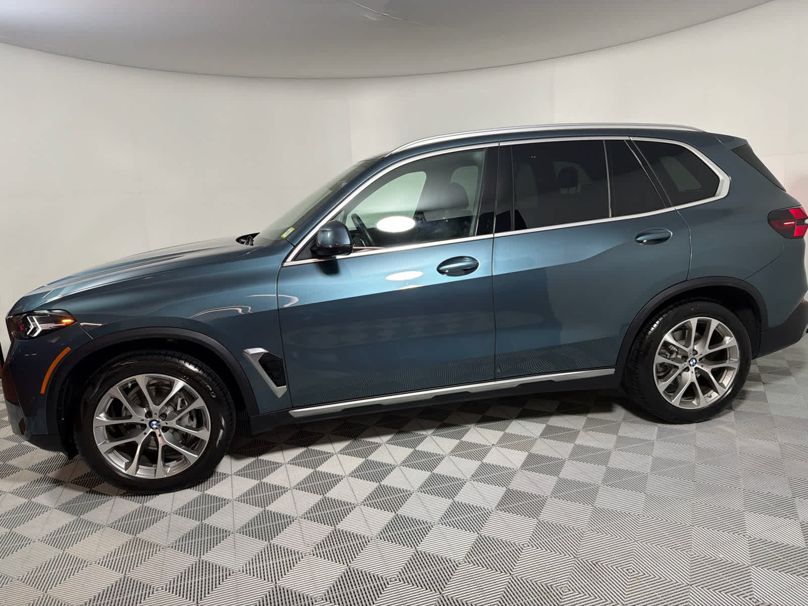 Used 2024 Blue Ridge Mountain Metallic BMW xDrive40i image 2