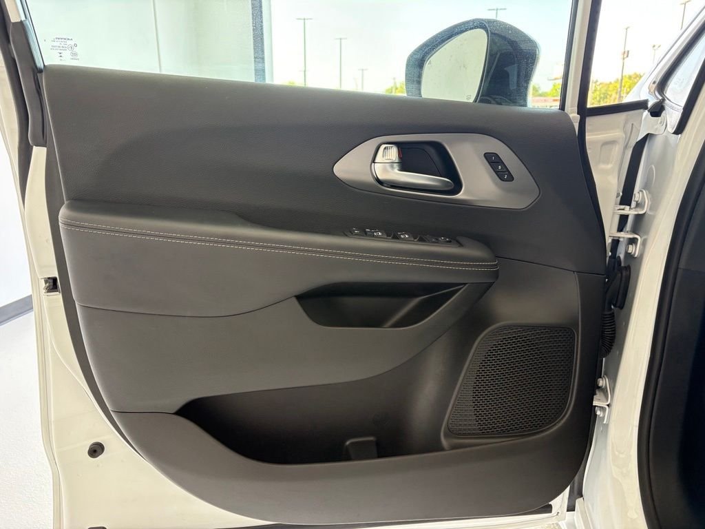 Used 2025 White Chrysler Select image 27