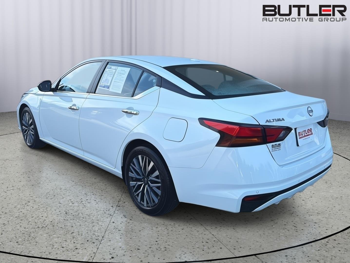 Used 2025 Glacier White Nissan SV image 4