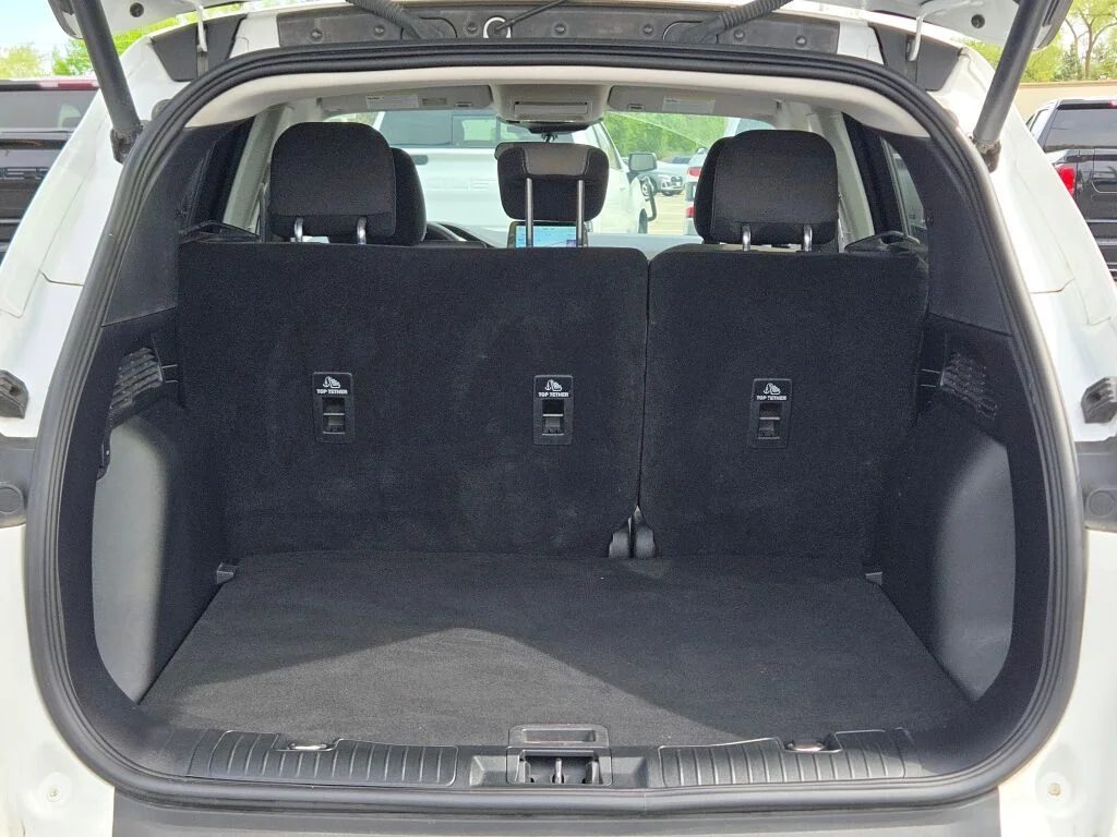 Used 2022 White Ford SE image 16