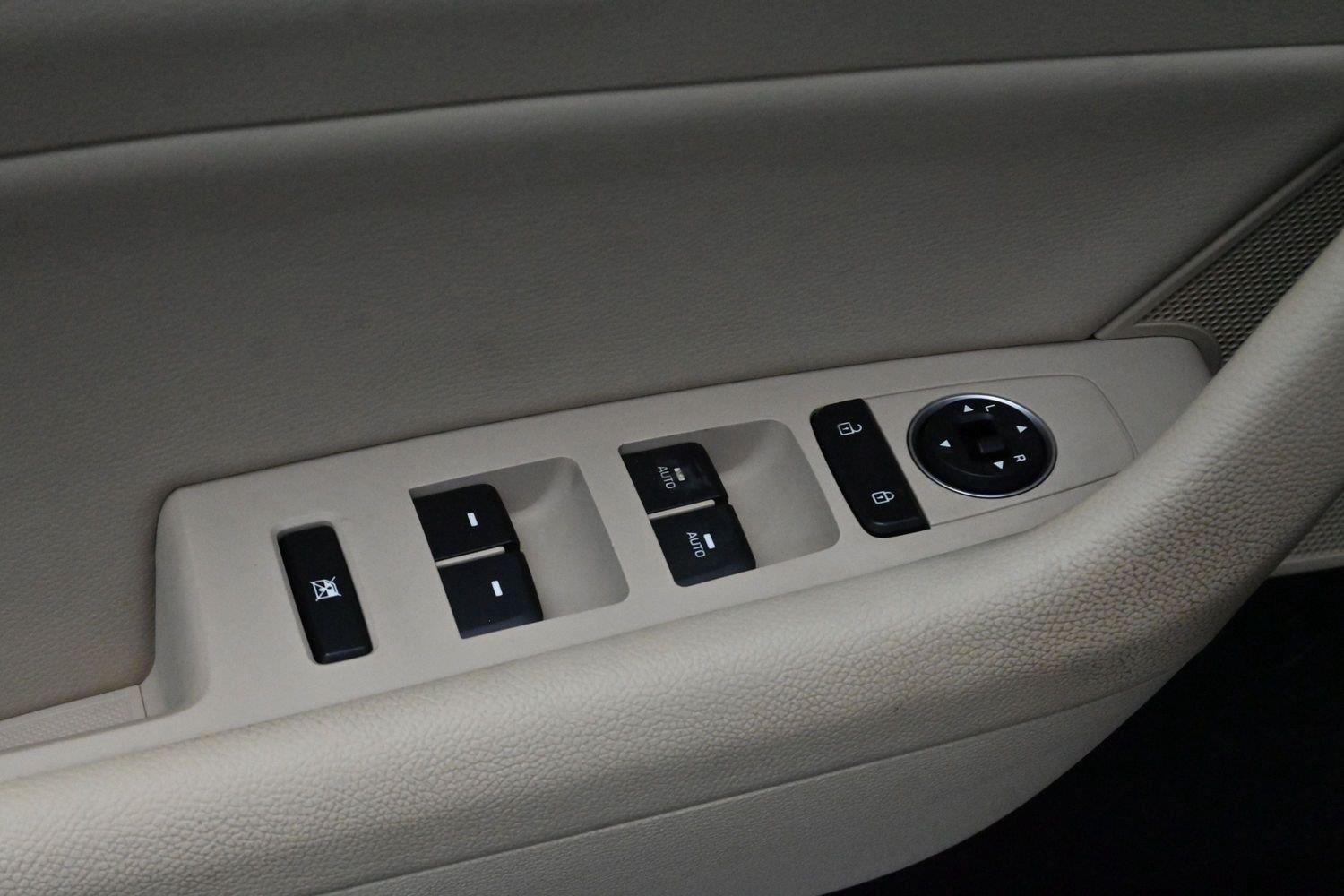 Used 2019 Phantom Black Hyundai SEL image 11