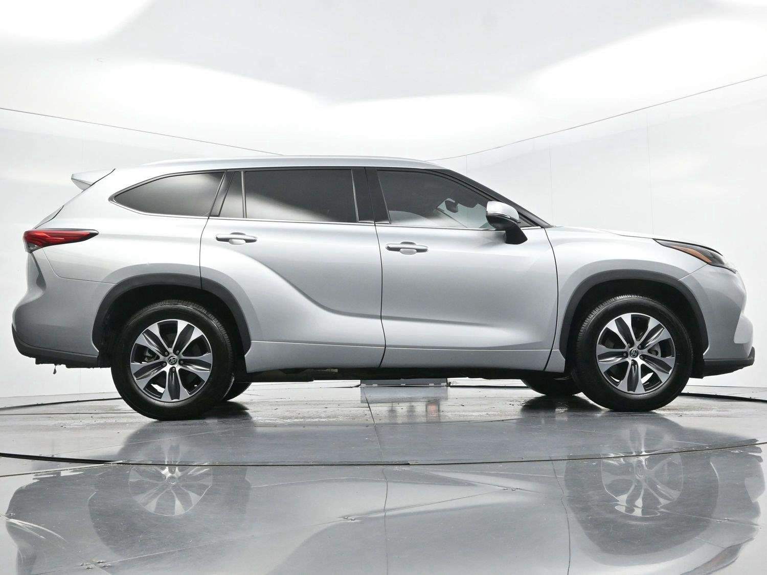Used 2022 Celestial Silver Metallic Toyota XLE image 57