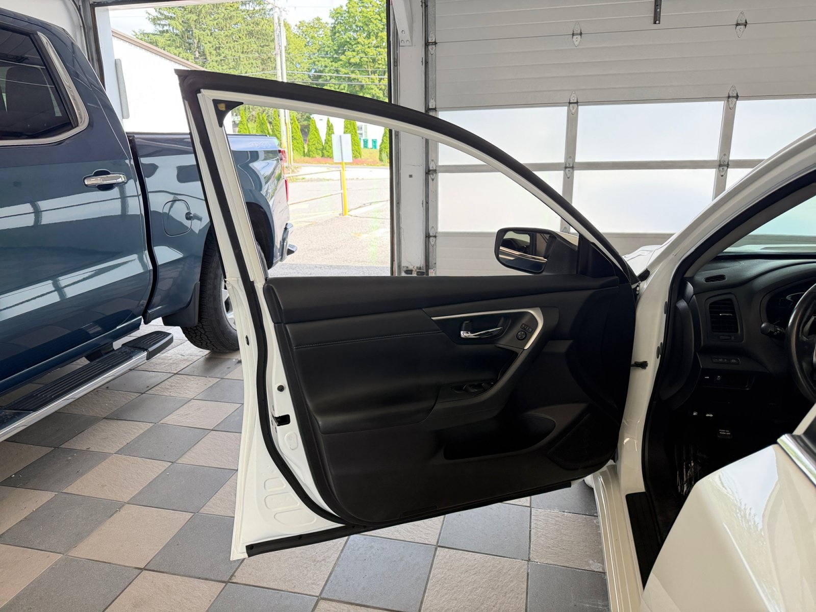 Used 2018 Pearl White Nissan 2.5 SR image 25