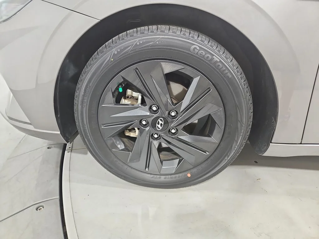 Used 2023 Silver Hyundai SEL image 26