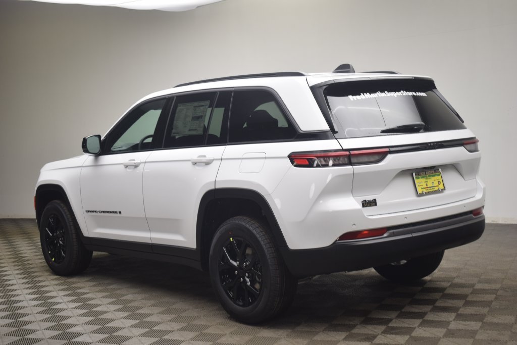 New 2026 Bright White Clear-Coat Exterior Paint Jeep Altitude image 11