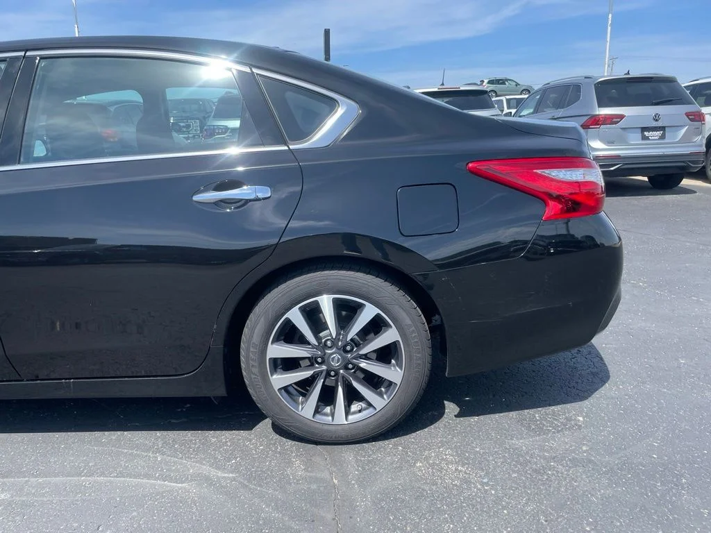 Used 2017 Super Black Clearcoat Nissan 2.5 SV image 32