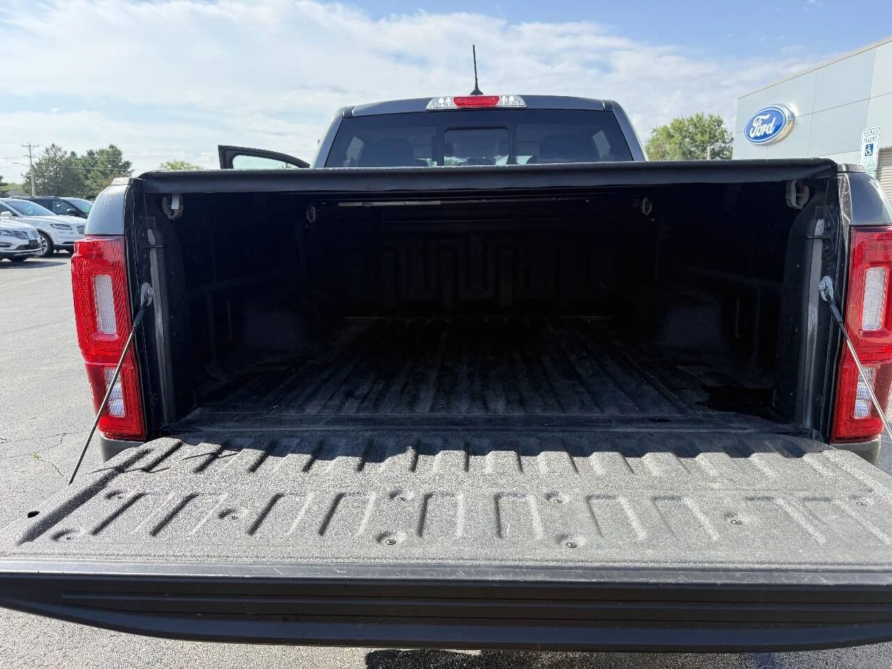 Used 2020 Magnetic Ford Lariat 4x4 4dr SuperCrew 5.1 ft. SB image 8