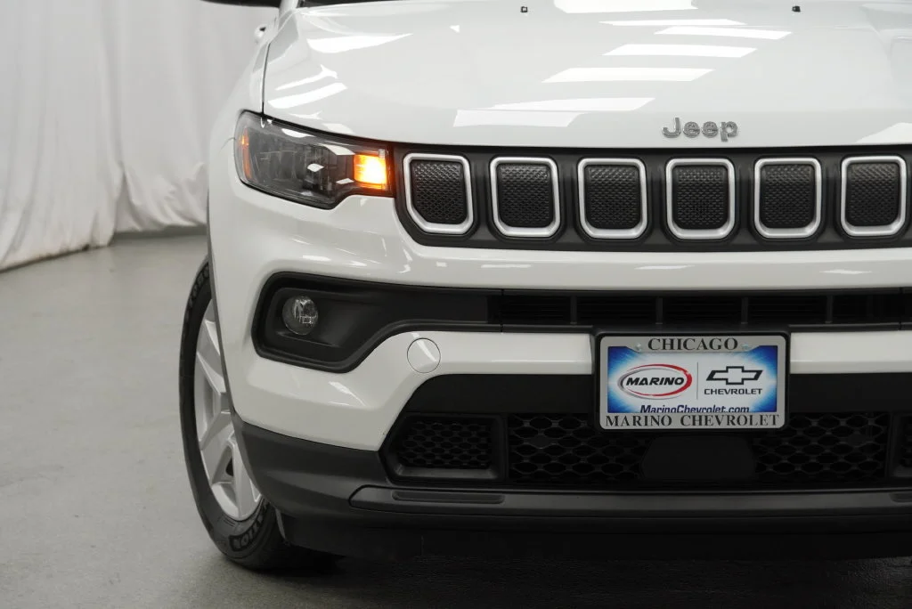 Used 2022 Bright White Clea Jeep Latitude image 10