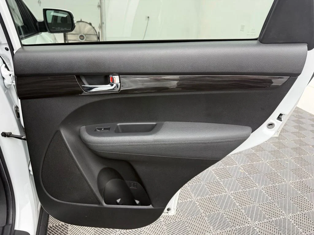 Used 2012 White Kia EX image 37