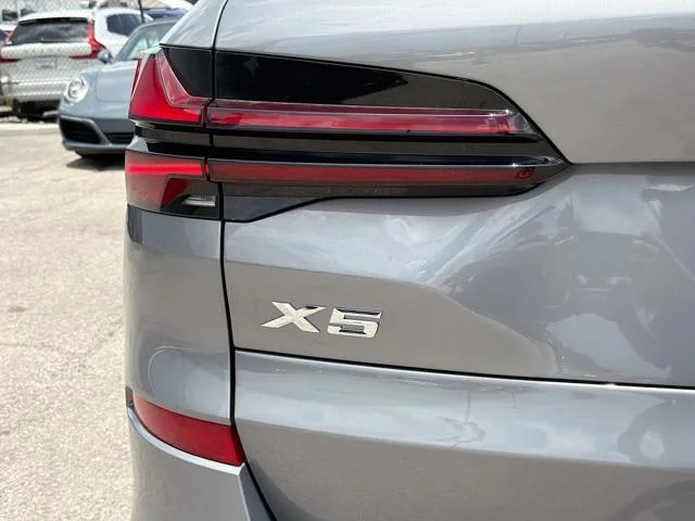 New 2026 Skyscraper Grey Metallic BMW sDrive40i image 10