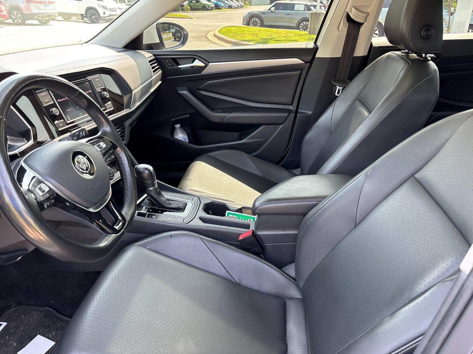 Used 2019 Pure White Volkswagen SE image 14