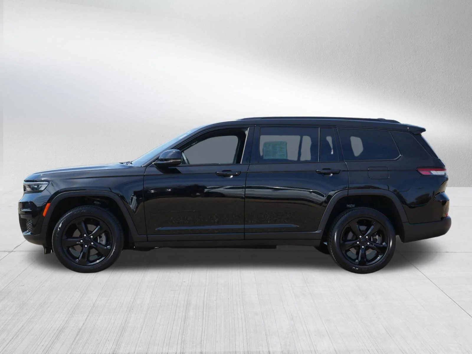 Used 2024 Diamond Black Crystal Pearlcoat Jeep Altitude X image 4