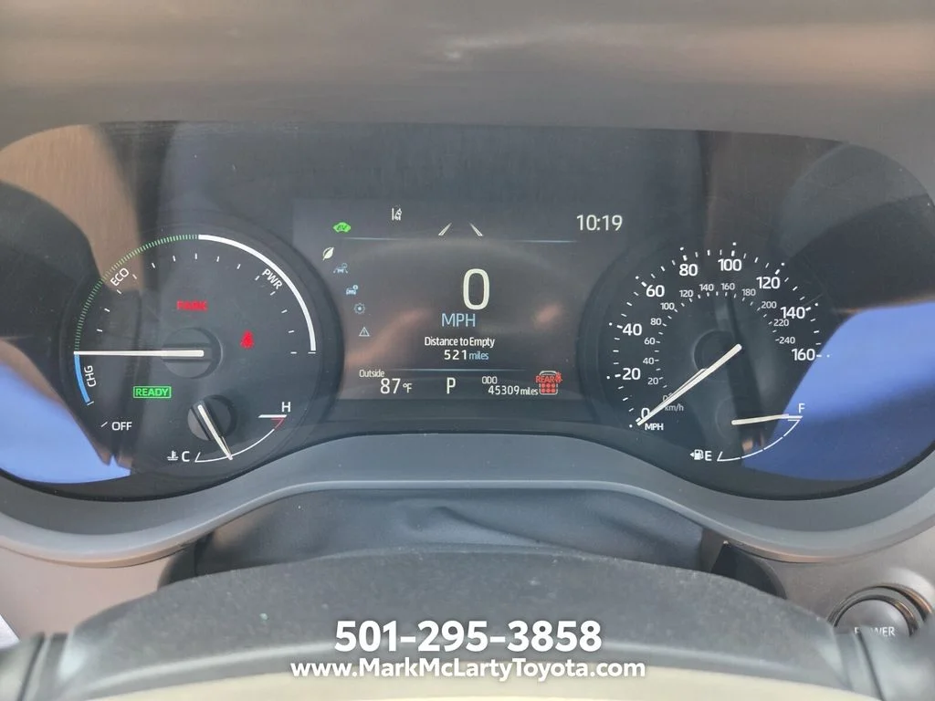 Used 2025 White Toyota LE image 22