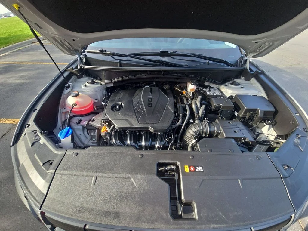 Used 2022 Shimmering Silver Hyundai SE image 19