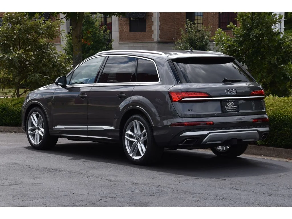 Used 2025 Gry Audi Premium Plus image 6