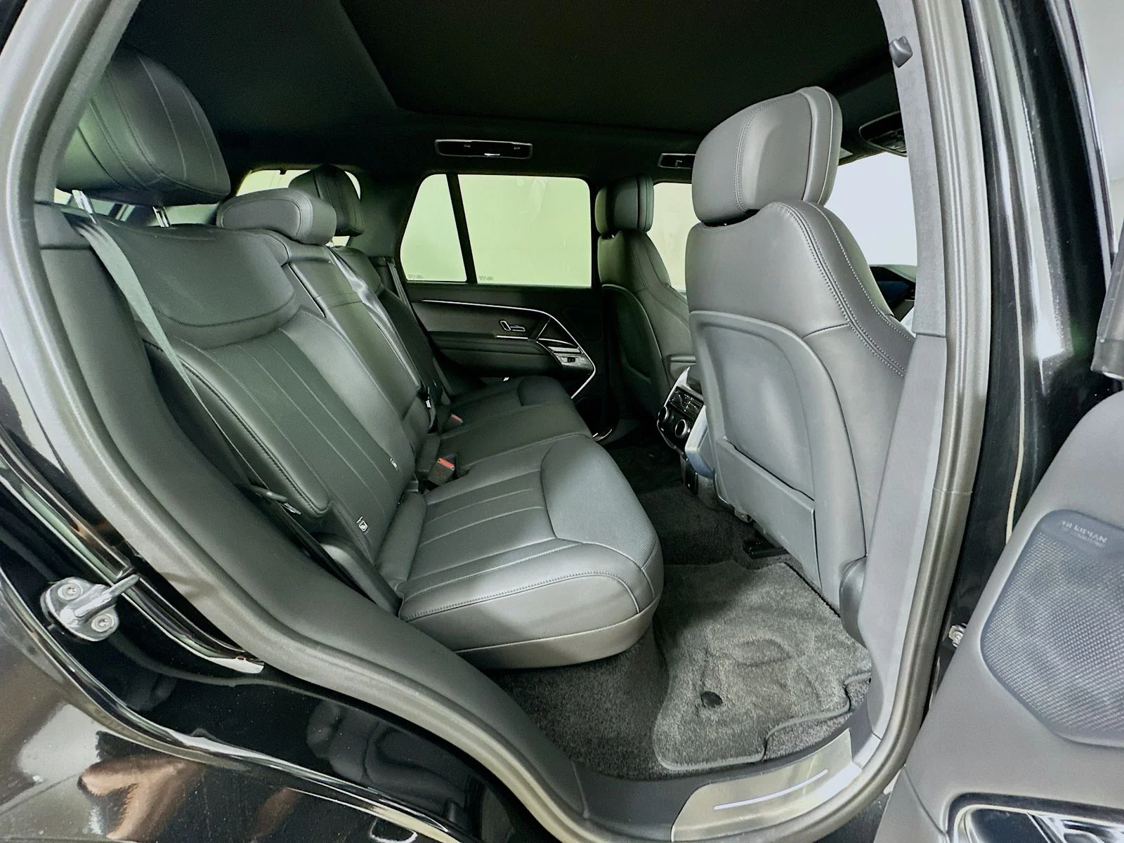 Used 2024  Land Rover  image 41