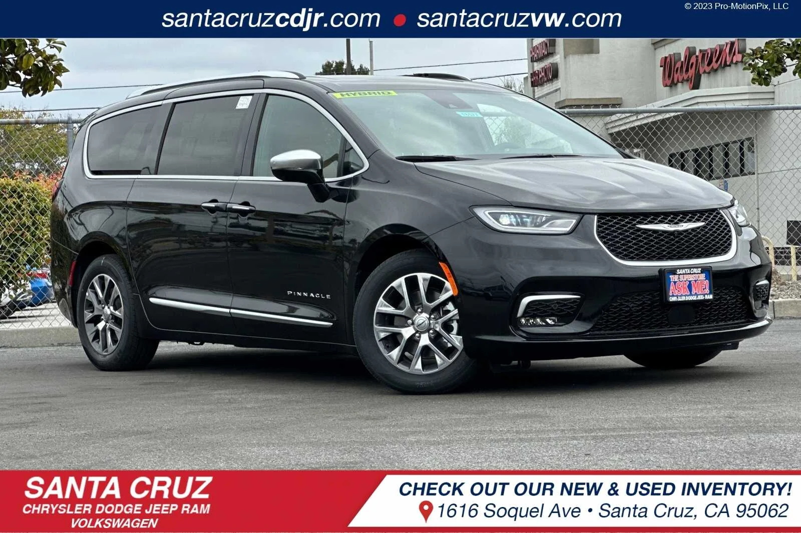 2023 Chrysler Pacifica Hybrid Pinnacle Hybrid's photo