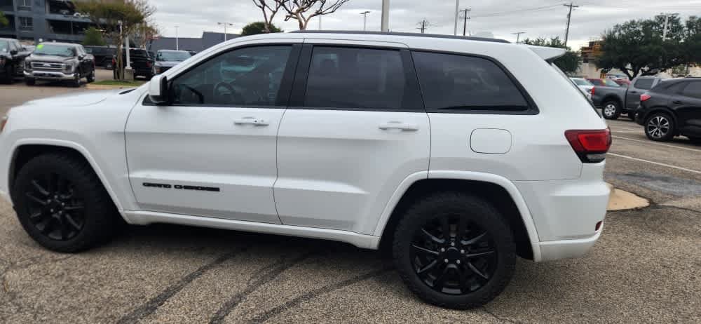 Used 2018 Bright White Clearcoat Jeep Altitude image 3