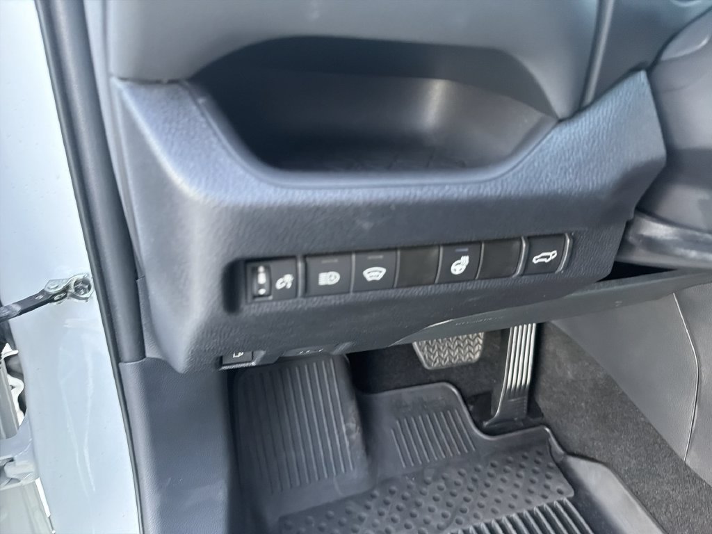 2024 Toyota RAV4 SE - Photo 11
