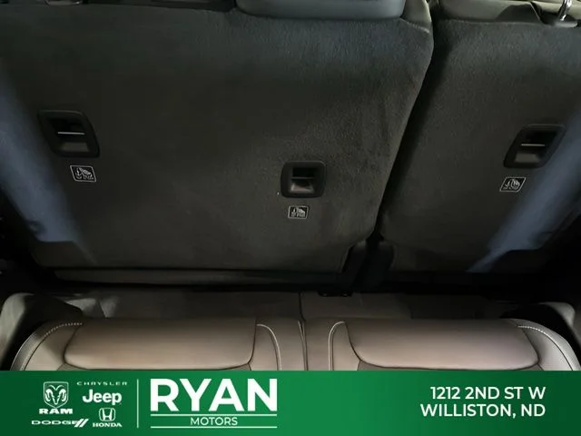 New 2026 Diamond Black Crystal Pearl-Coat Exterior Paint Jeep Laredo image 37