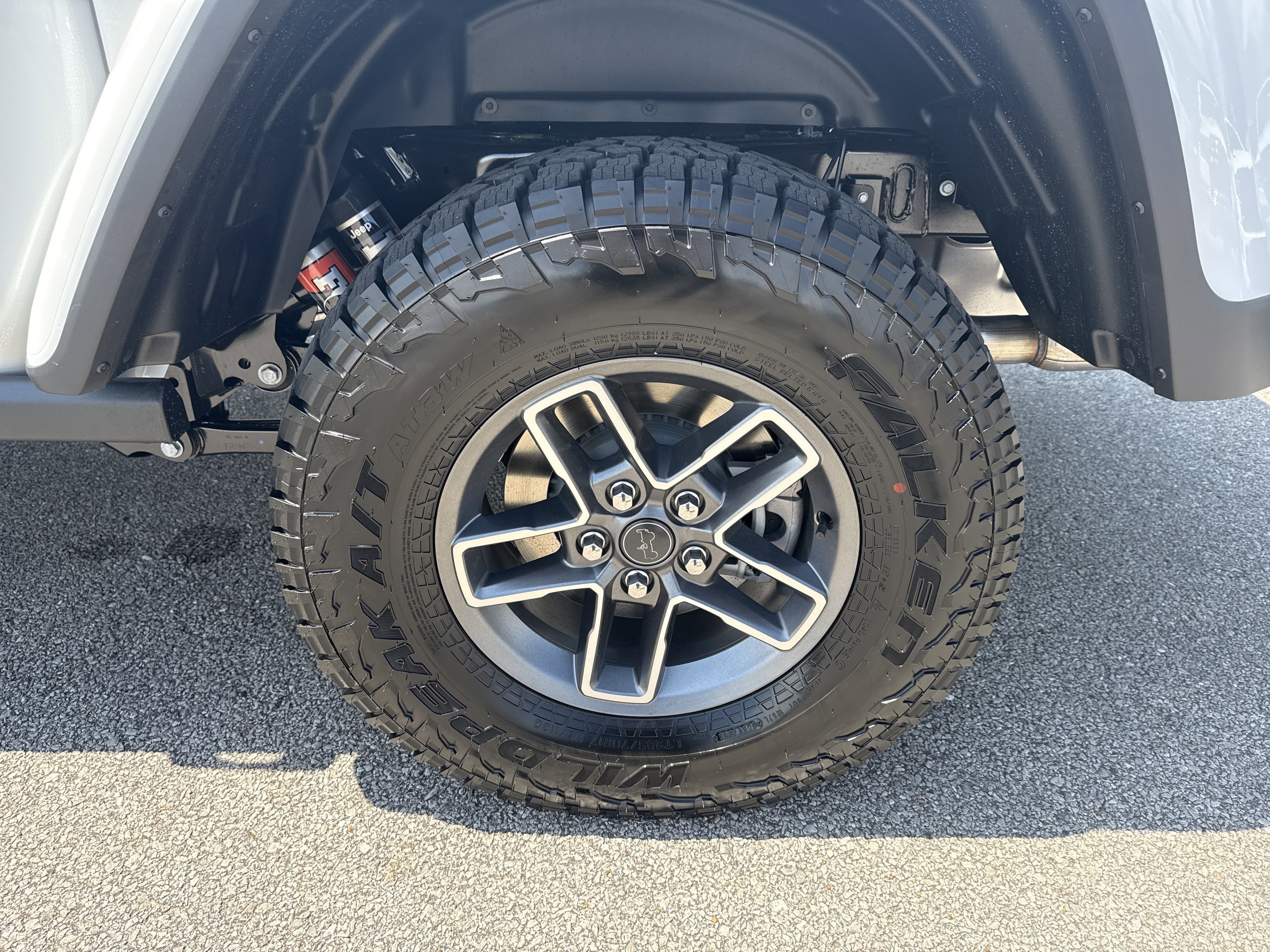 New 2026 Bright White Clear-Coat Exterior Paint Jeep Mojave X image 20