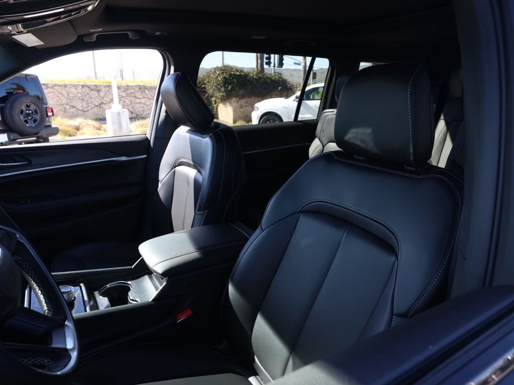 New 2026 Diamond Black Crystal Pearl-Coat Exterior Paint Jeep Limited image 14