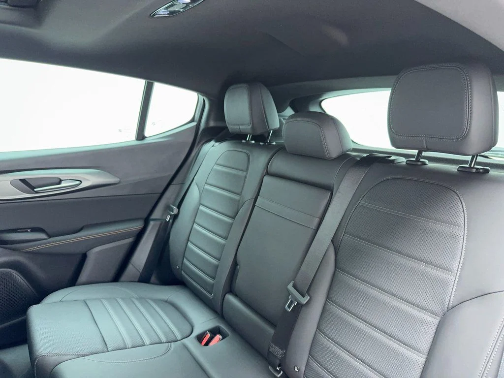 New 2025 Silver Alfa Romeo Base image 35