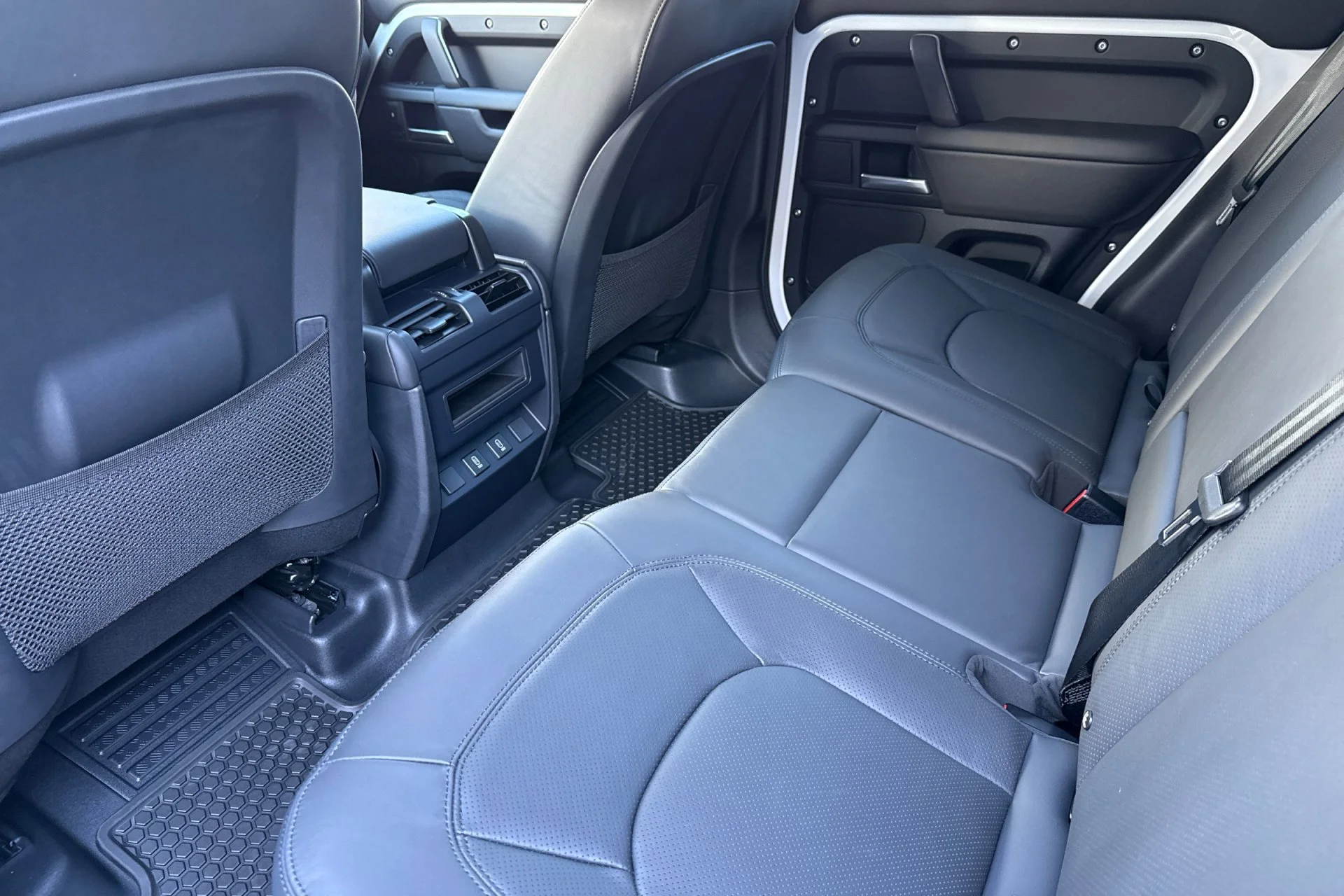 New 2026 Fuji White Land Rover X-Dynamic SE image 4