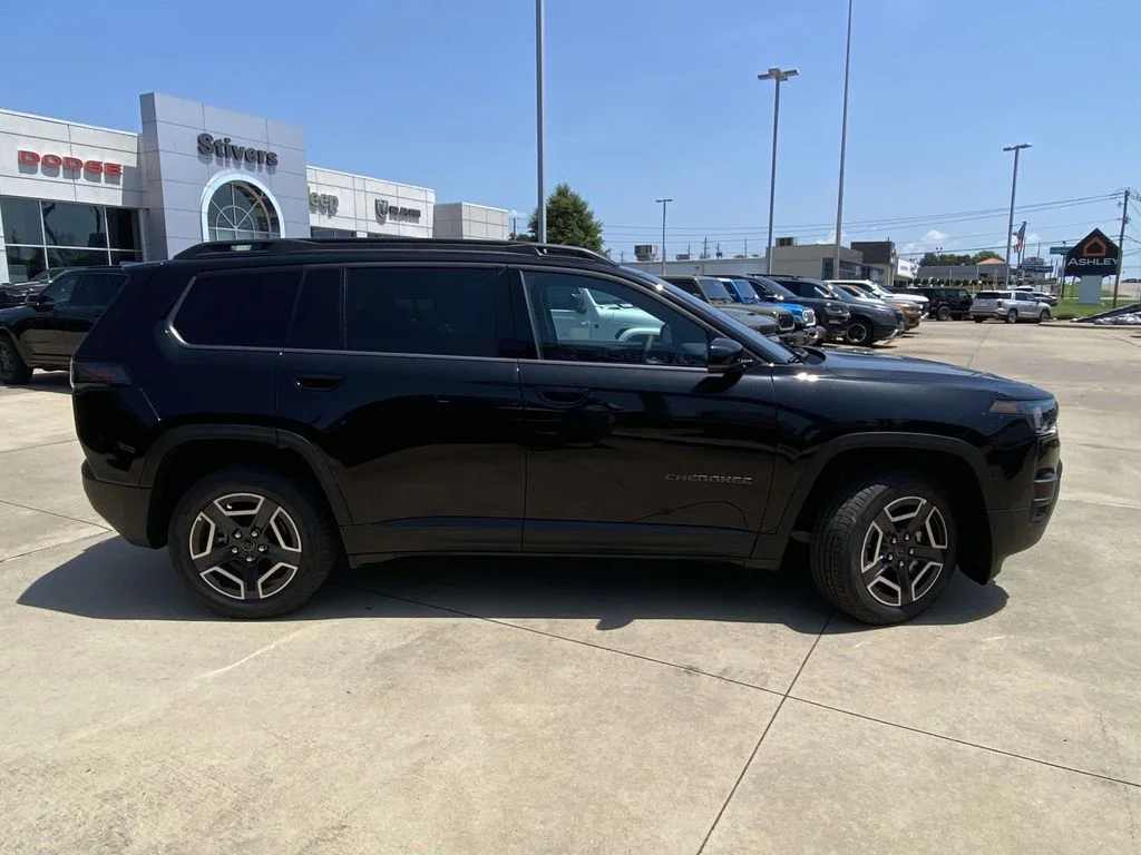 New 2026 Diamond Black Crystal Pearl-Coat Exterior Paint Jeep Limited image 7