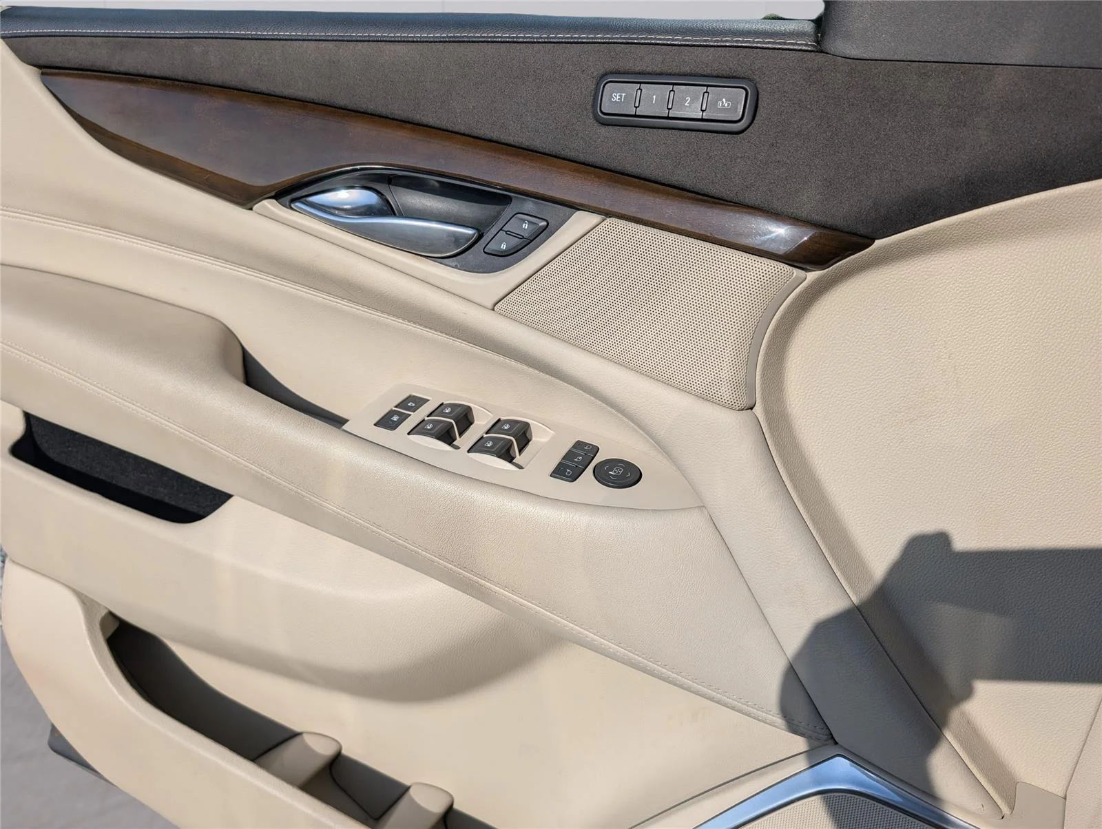Used 2018 DARK GRANITE METALLIC Cadillac Luxury image 11