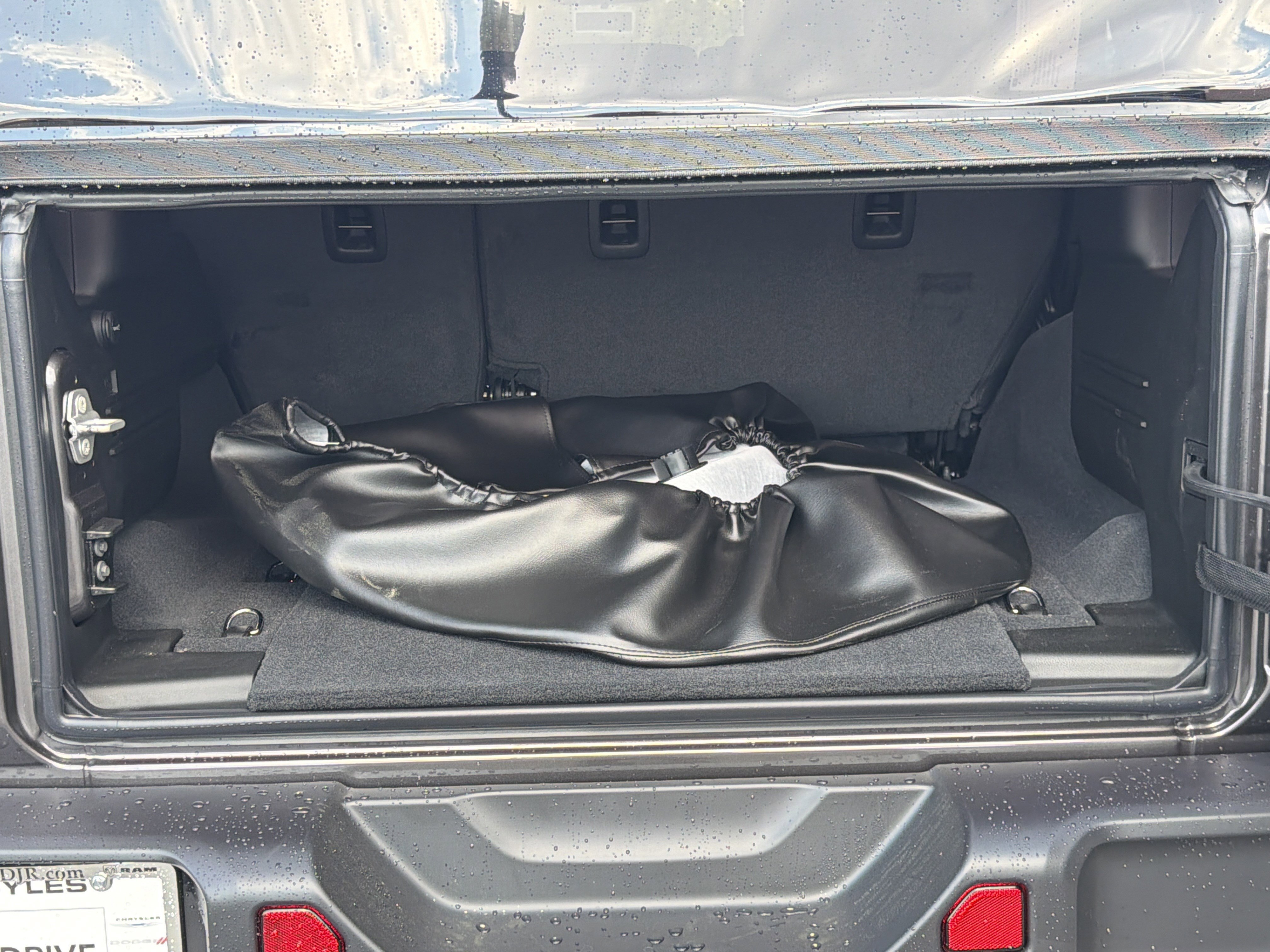 New 2026 Granite Crystal Metallic Clearcoat Jeep Sahara image 22