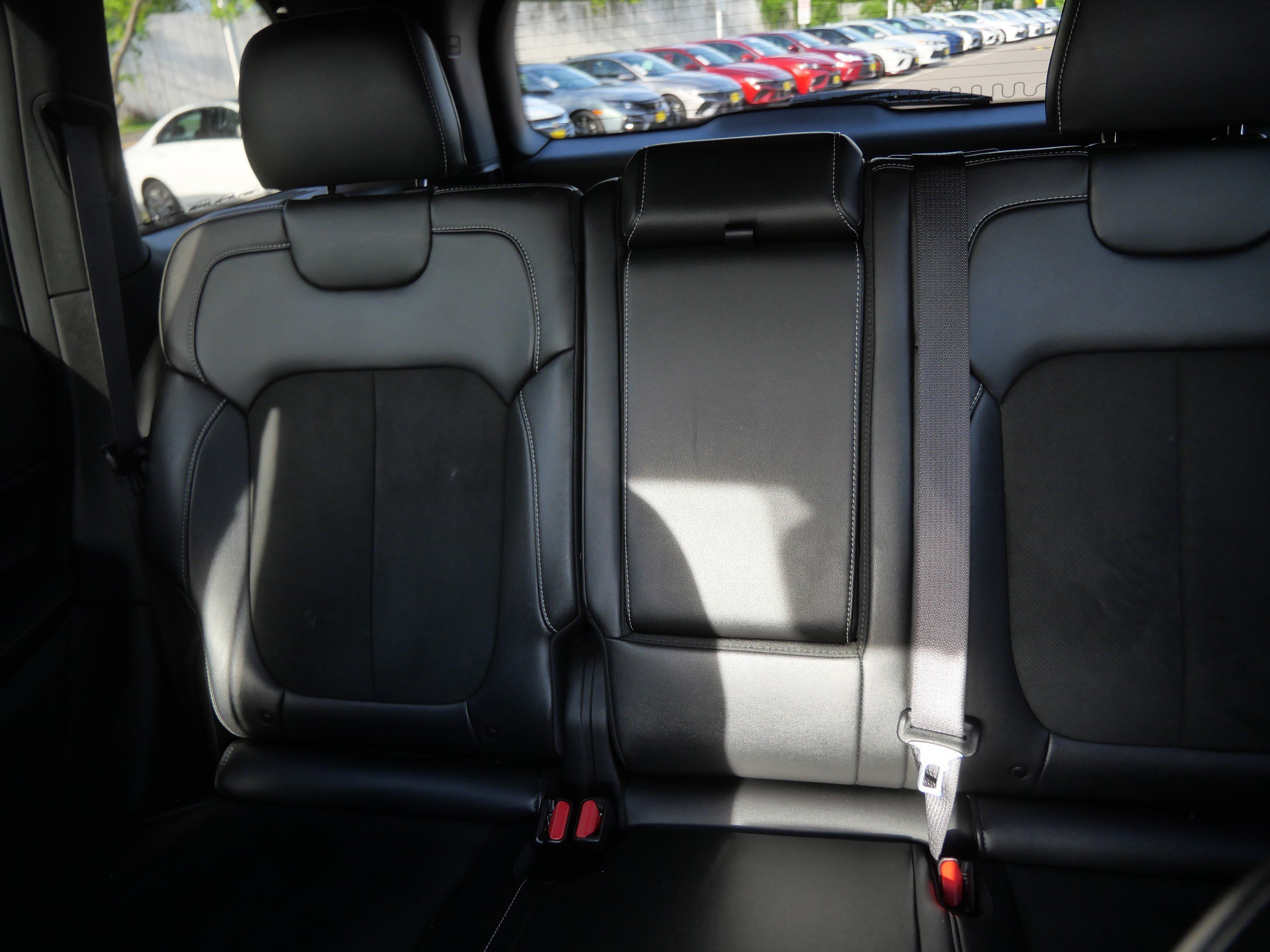 Used 2025 Diamond Black Crystal Pearlcoat Jeep Altitude image 13