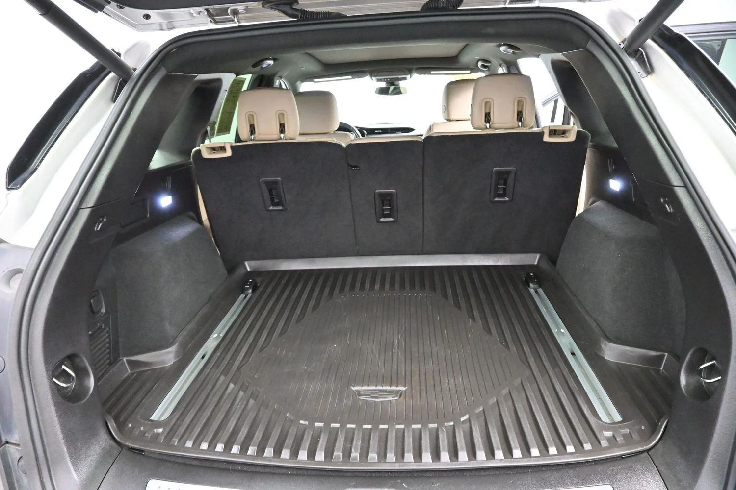 Used 2019 RADIANT SILVER METALLIC Cadillac Luxury FWD image 9