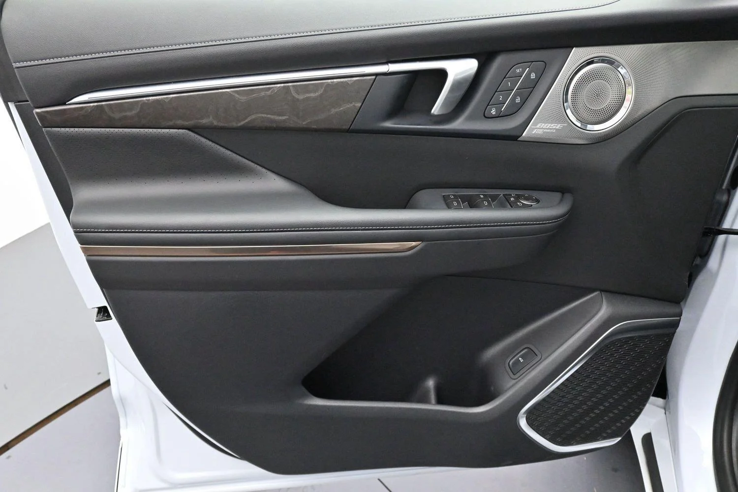 Used 2026 Iridescent White Tricoat Buick Avenir image 12